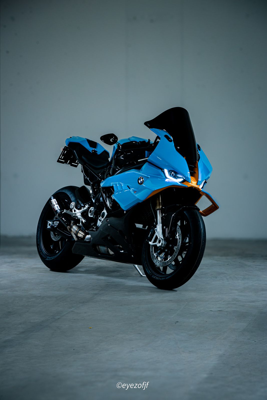 Blaues BMW-Sportmotorrad in einer Tiefgarage