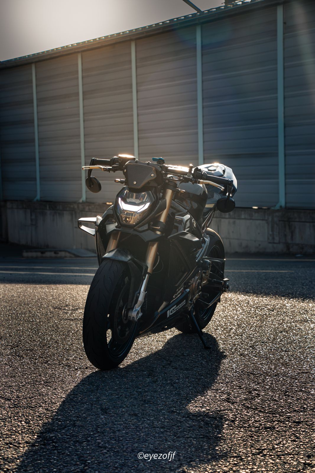 Naked Bike von BMW im Gegenlicht